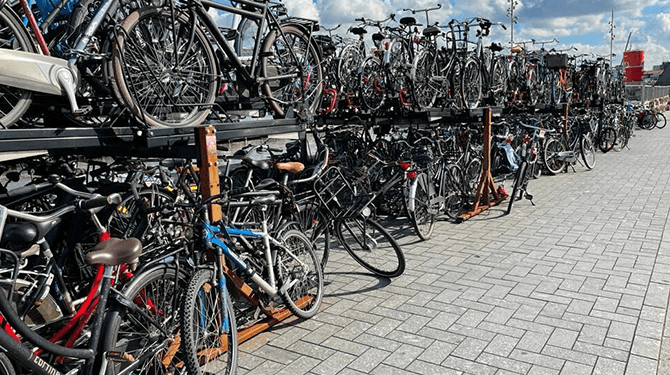 Nederland kent steeds meer megastallingen: ‘Fietsen onder erbarmelijke omstandigheden gestald’