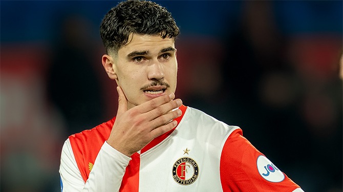 Kritisch Feyenoord-publiek zingt dat Shaqueel van Persie moet oprotten na 2 wereldgoals