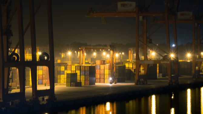 Arib nodigt Bergkamp om 22:00 uur uit bij een loods in de haven, geen politie