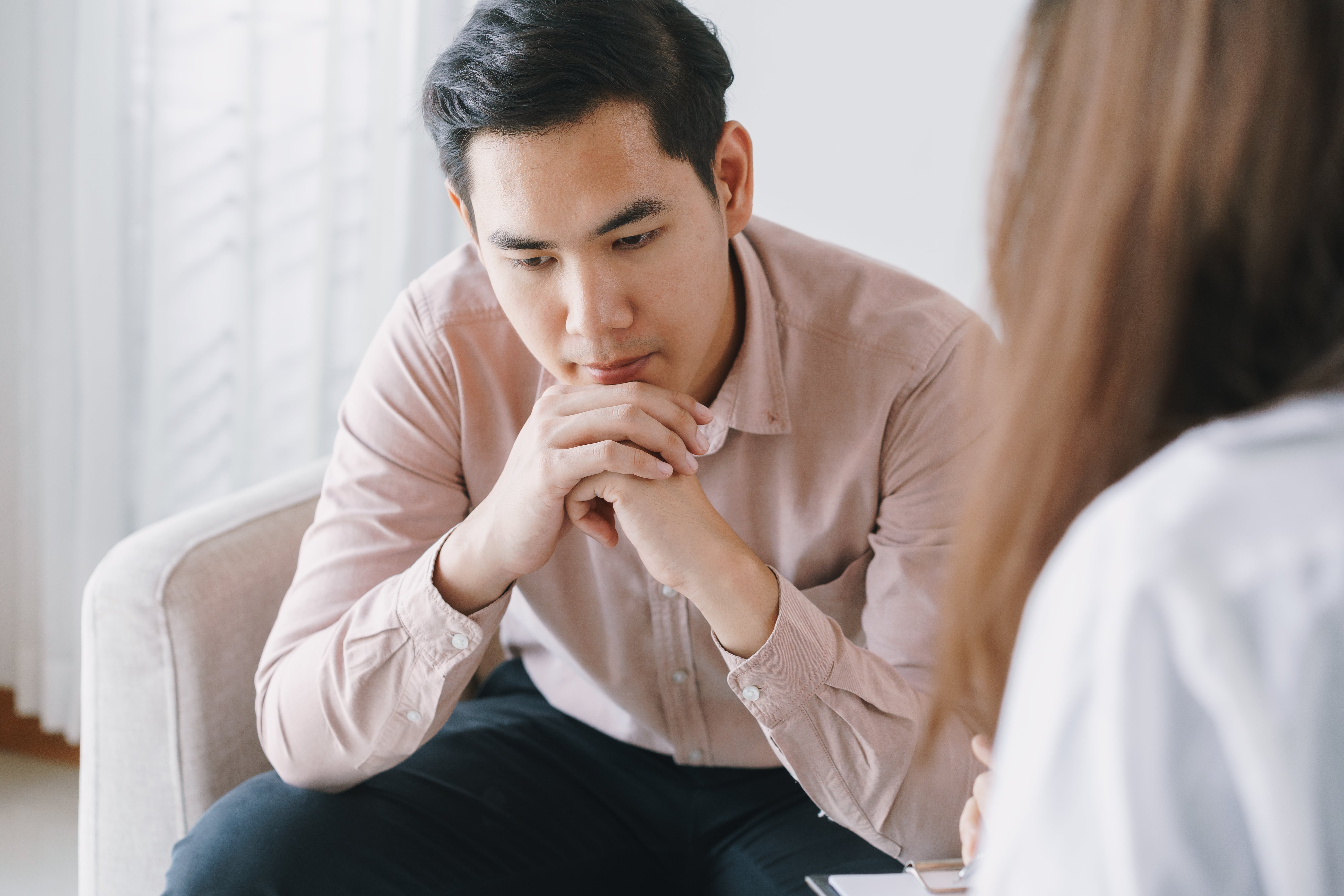 Dennis (24) vindt het moeilijk om over zijn gevoelens voor humor te praten
