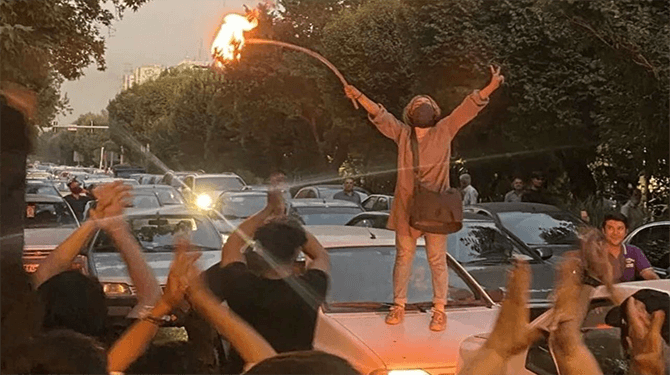 Iraanse politie waarschuwt dat demonstranten ook ‘hartaanval’ in busje kunnen krijgen