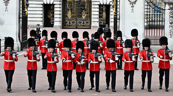 Weinig verrassende hoedjes tijdens uitvaart koningin Elizabeth dit jaar