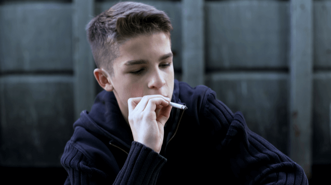 Joe (15) is begonnen met roken om van zijn vape-verslaving af te komen