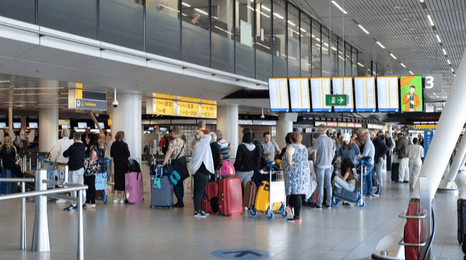 Schiphol wil einde aan gezinshereniging in wachtrij: 'Achteraan aansluiten na wc-bezoek'