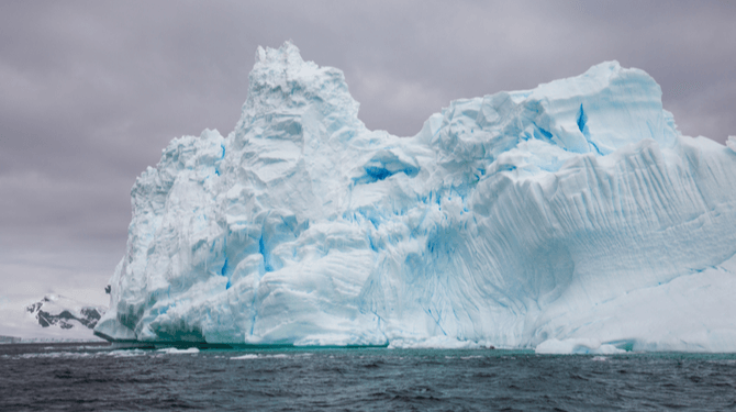 Reusachtige gletsjer Antarctica dreigt af te breken: vlieg er naartoe nu het nog kan