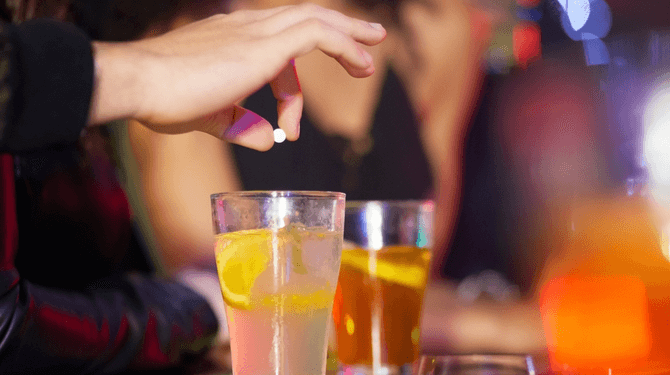 Weldoener Thomas gooit vitamine D-pillen in drankjes tijdens uitgaan