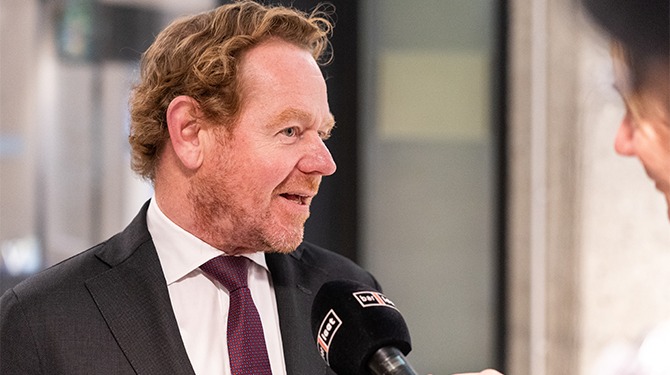 Van Weel: 'Of ik een laffe loser ben? Dat moet u echt aan Trump vragen'