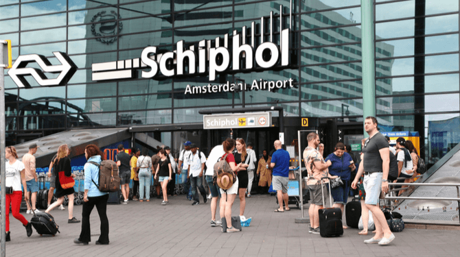 Schiphol: ‘Vliegtaks veel te zware belasting voor passagiers’