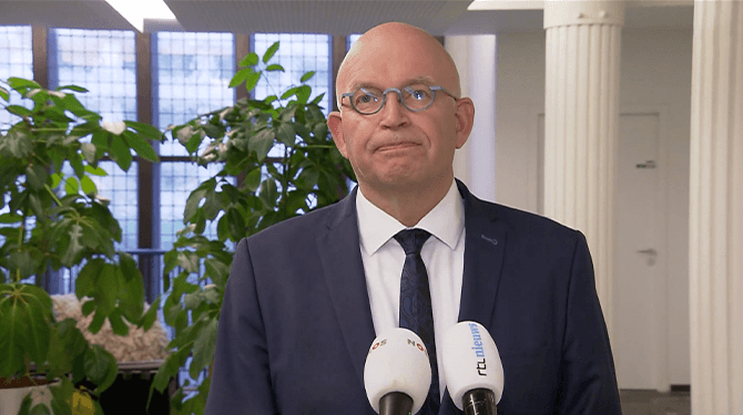 Staghouwer belooft Kamer ontslagbrief 'binnen enkele maanden' te sturen
