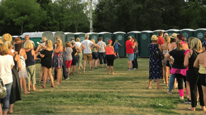 Asociaal: vrouw op festival zit te pissen in snuifcabine
