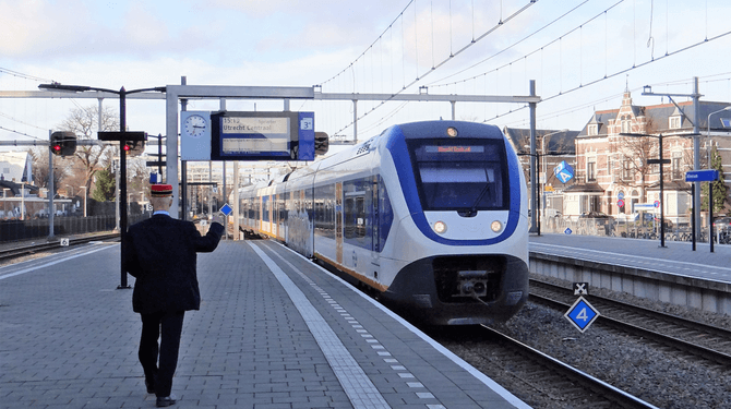 NS verlaagt lonen met 40% in de daluren
