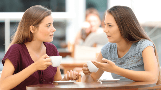 Vrouw op terras vertelt al 20 minuten lang gedetailleerd over hoe erg een vriendin van haar over iets zeurt