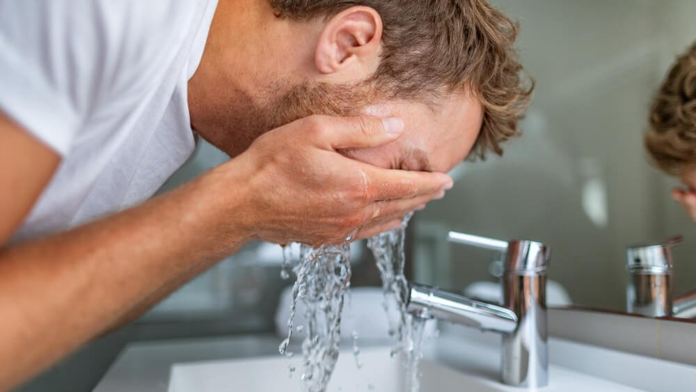 Bas deelt welke huidproducten hij gebruikt voor zijn skincare routine: warm water, koud water en lauw water
