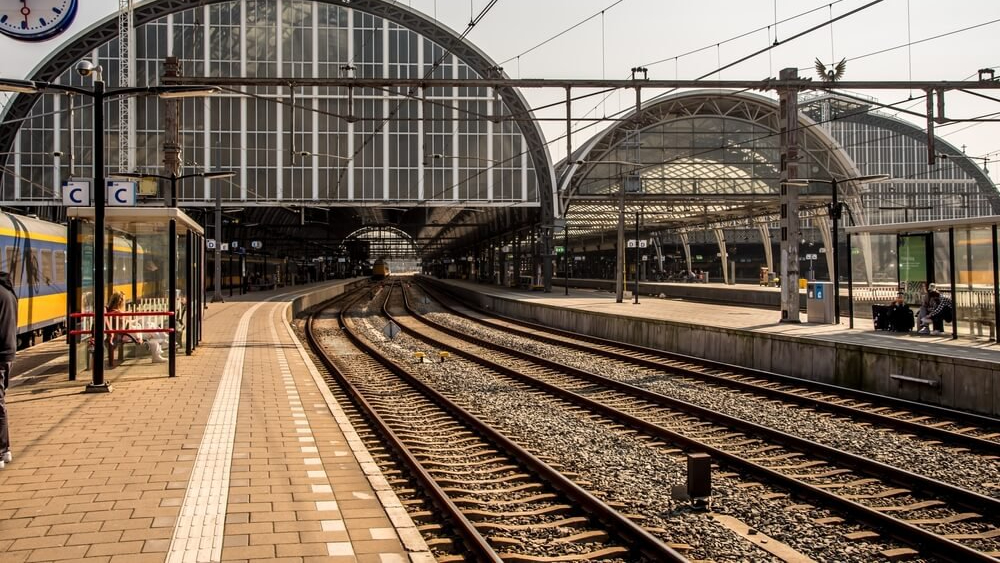 NS-personeel baalt dat het wegens staking niet naar het strand kan