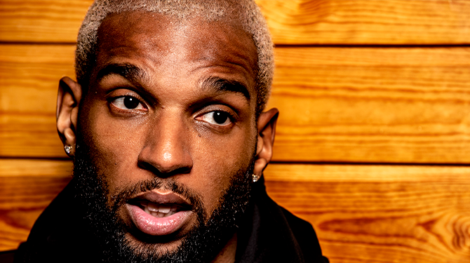 Ryan Babel legt in nieuwe TikTok-viral uit hoe je in een paar stappen kunt tekenen bij een onbekende Turkse laagvlieger