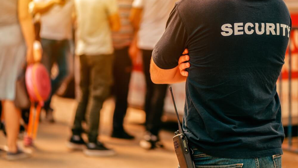 Lowlands-beveiliger blij om te merken dat er weer niemand drugs bij zich heeft