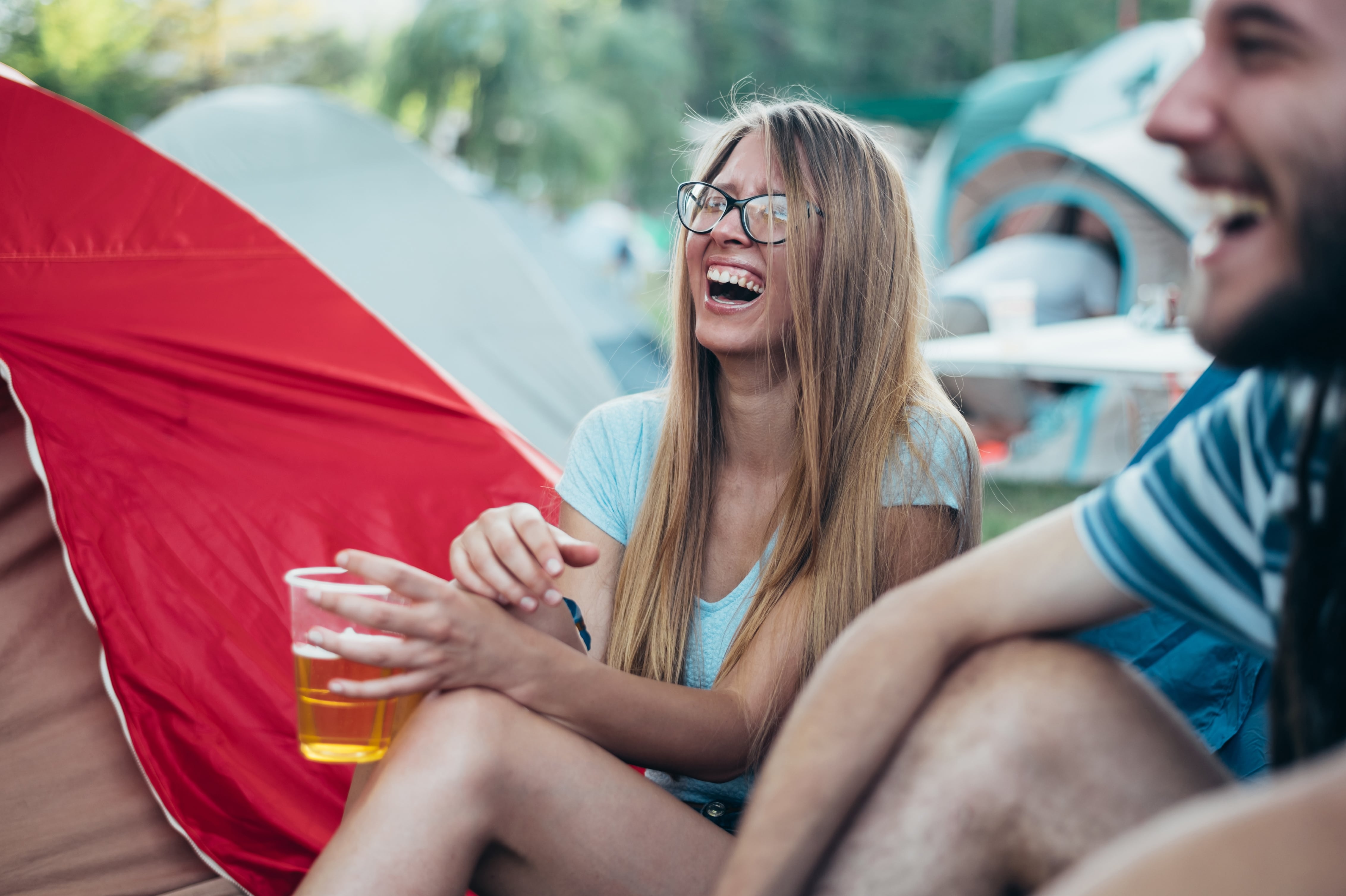Vrouw komt er na 3 dagen kletsen op de camping achter dat er ook muziekoptredens zijn op Lowlands