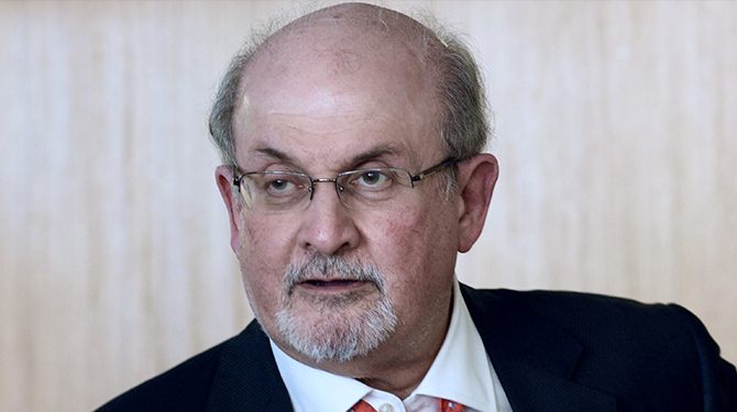 Politie 'tast niet volledig in het duister' over motief aanvaller Rushdie