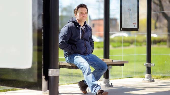 Hooligan laat ‘als blijk van goede wil’ bushokje een dagje met rust