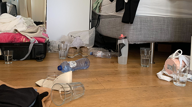 Watertekort veroorzaakt door half leeggedronken glazen water op tienerkamers