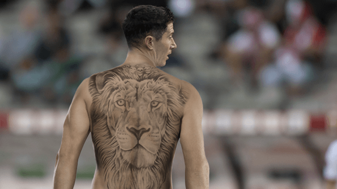 Pijnlijk: Lewandowski krijgt rugtattoo van Memphis toegewezen