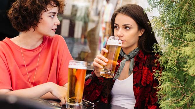Amsterdamse sprak uit gewoonte Engels tegen Nederlandse ober en moet nu hele avond doen alsof ze toerist is