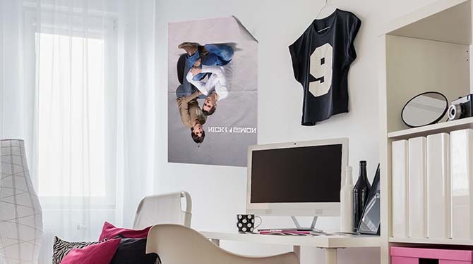 Boze Nick en Simon fans hangen hun poster ondersteboven