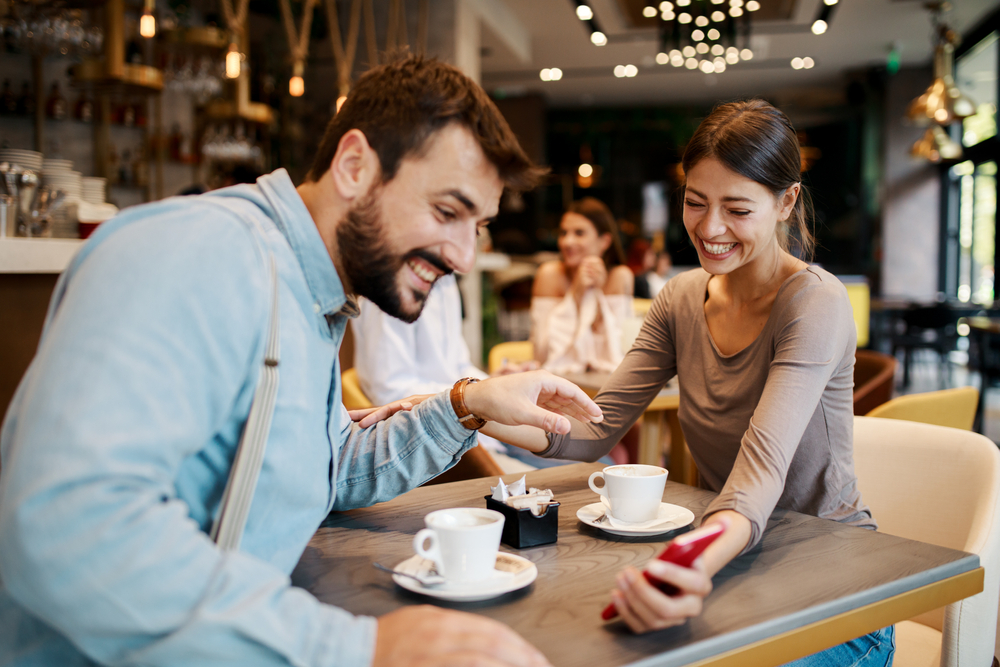 Stel praat hele eerste date over gemeenschappelijke vriend