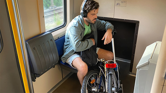 Man met vouwfiets in de trein had het zelf allemaal ook liever anders gezien