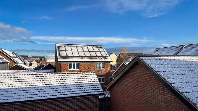 Man met sneeuwpanelen heeft eindelijk weer eens stroom
