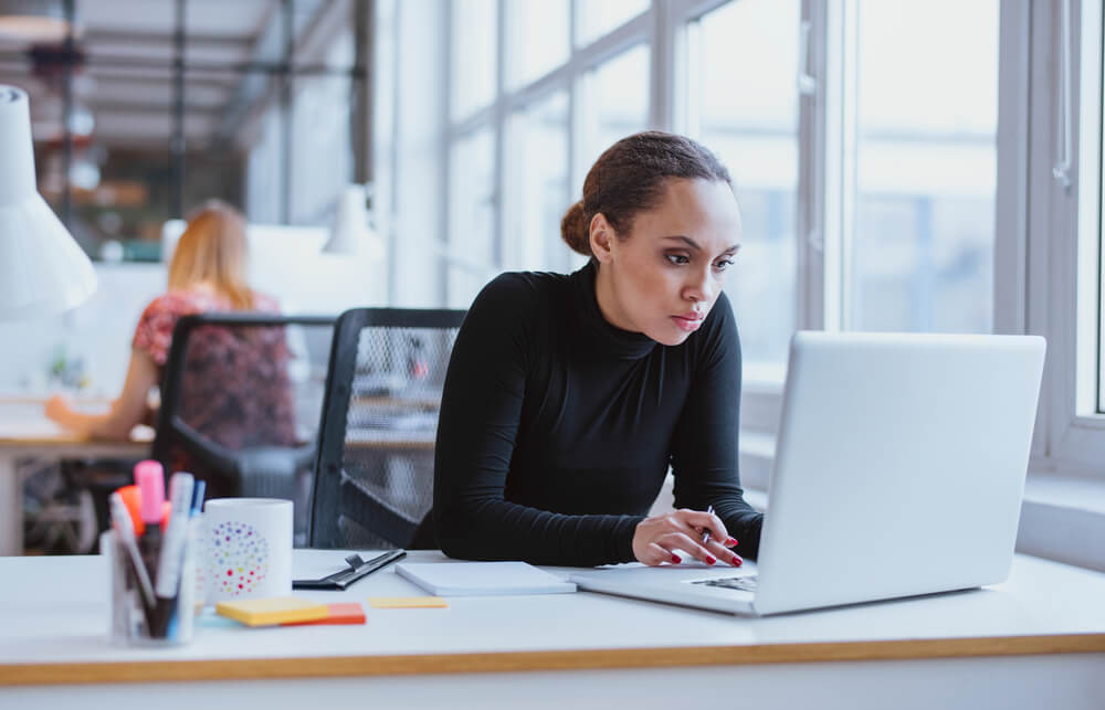 Vrouw die 32 uur per week geestdodend werk uitvoert volgens vrienden ‘niet ambitieus genoeg’