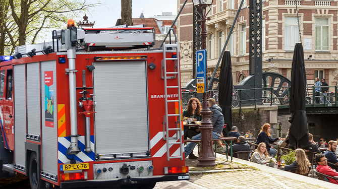 Brandweer verlost bovenbenen vrouw van plastic stoel