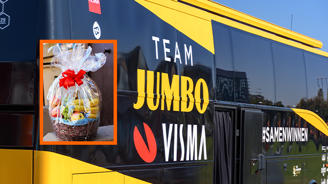 Kruijswijk stuurt fruitmand naar teamgenoten: 'Beterschap met nog een week Tour'