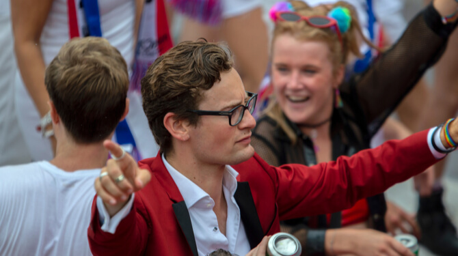 Man doet glitterlegging aan op festival en nu denkt iedereen dat hij Splinter Chabot is