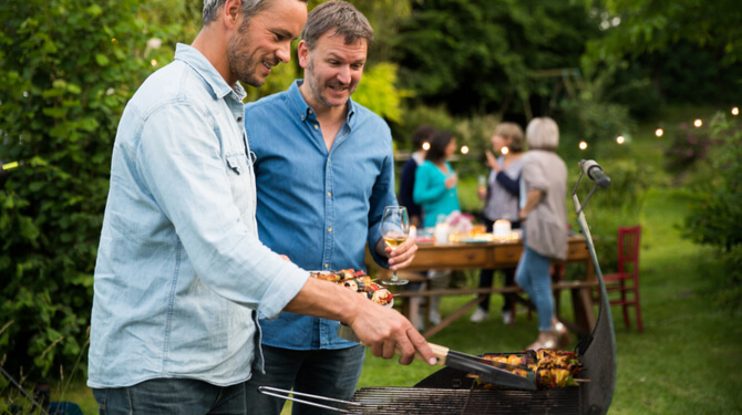 Man praat 2 octaven lager in buurt van barbecue